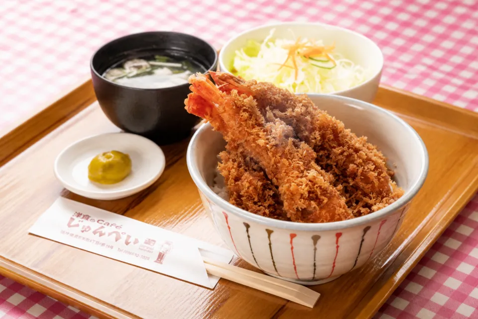 洋食とCafe じゅんぺいの大海老3本を盛り付けた海老丼