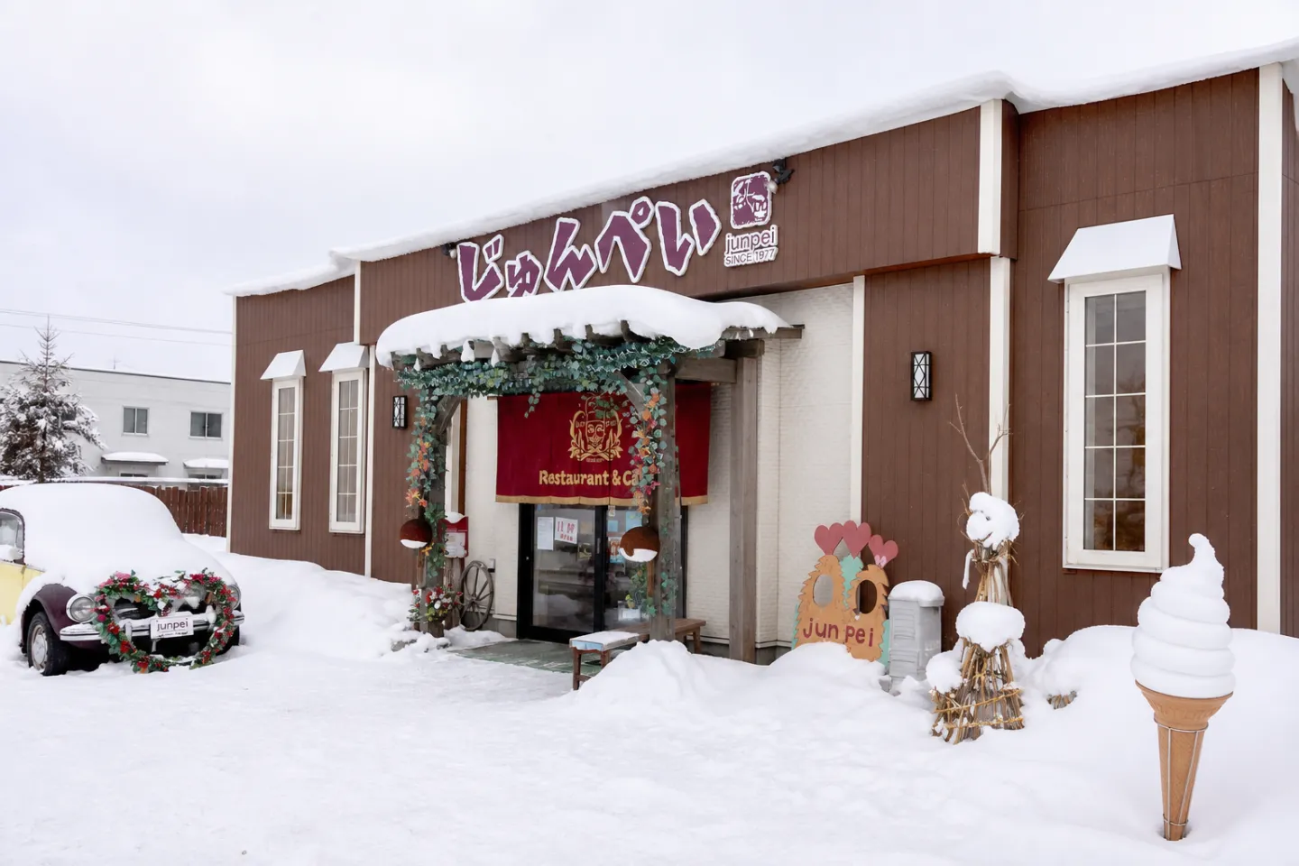 洋食とCafe じゅんぺいの雪景色に建つ店舗外観