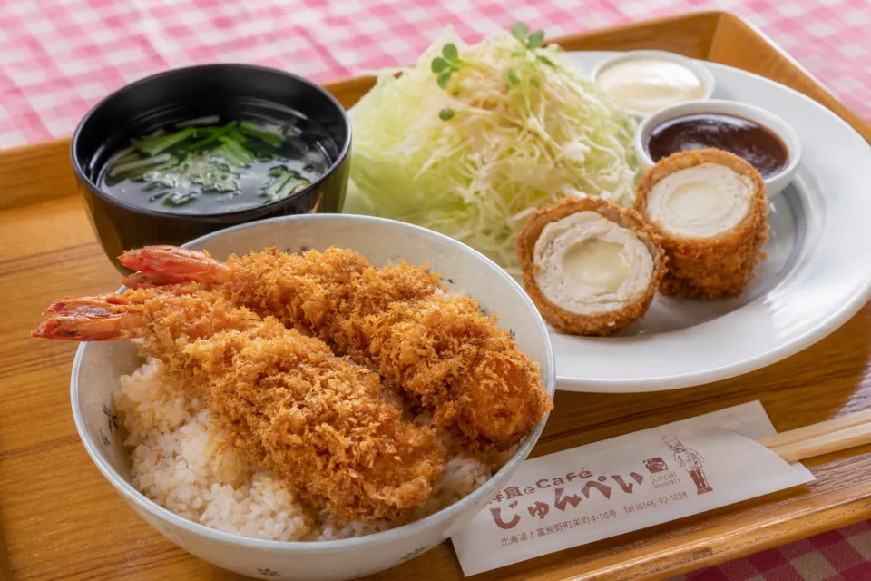 洋食とCafe じゅんぺいの海老丼と揚げ物を盛り合わせた洋食セット