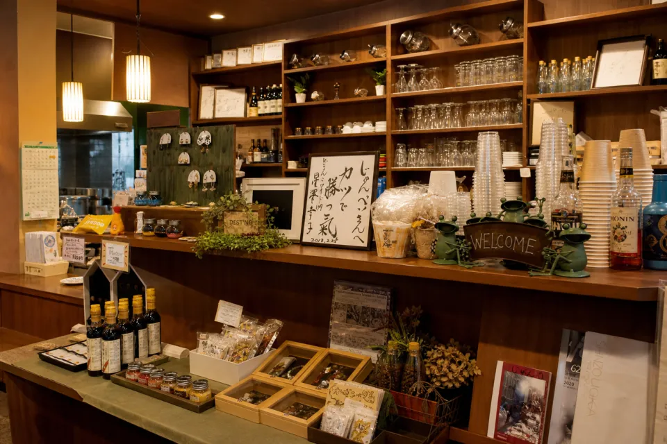 洋食とCafe じゅんぺいの木調のサービスカウンター