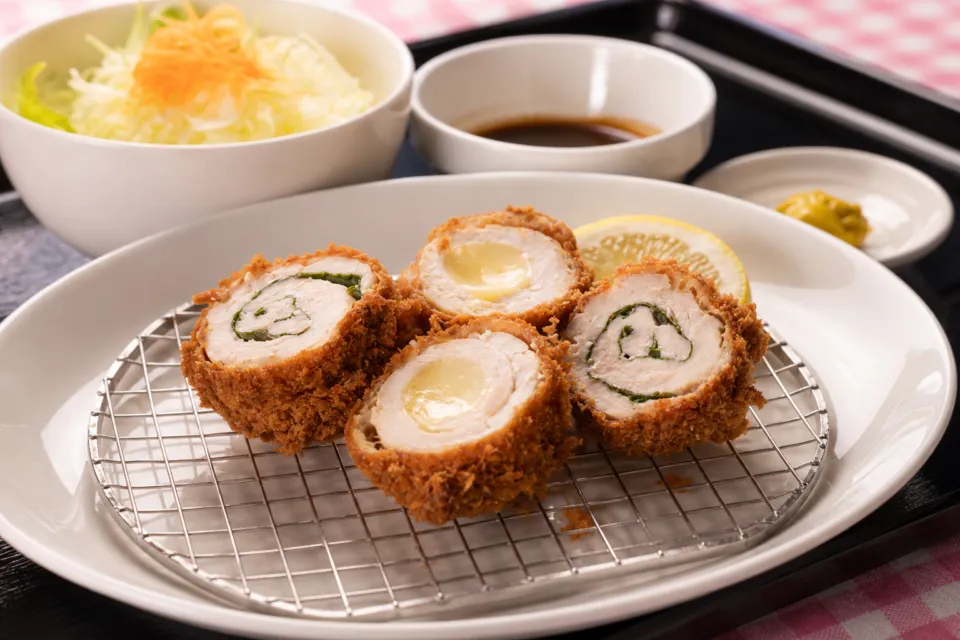 洋食とCafe じゅんぺいのチーズとしその鶏肉巻き揚げ