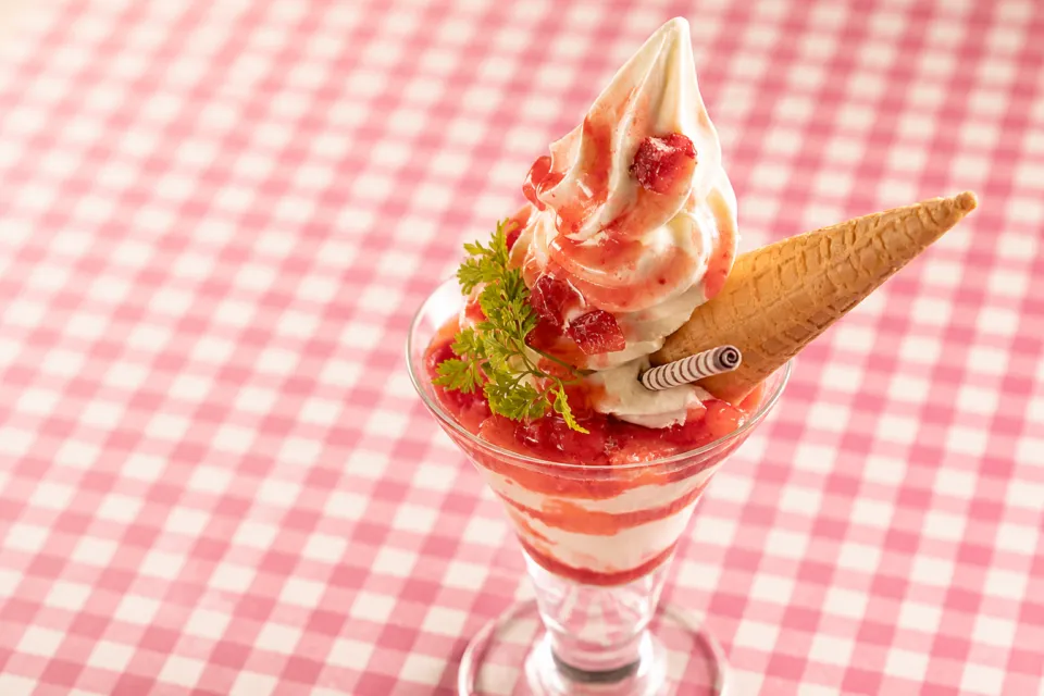 洋食とCafe じゅんぺいのいちごソースとソフトクリームのパフェ