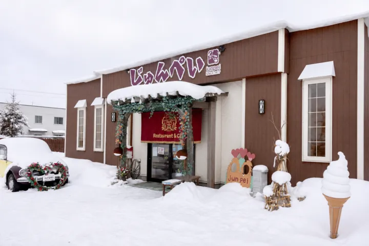 洋食とCafe じゅんぺいの雪景色に建つ店舗外観