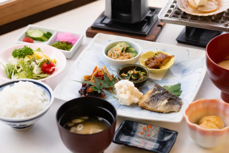 ゆの宿 和どうの焼き魚や小鉢を並べた田舎の朝ごはん