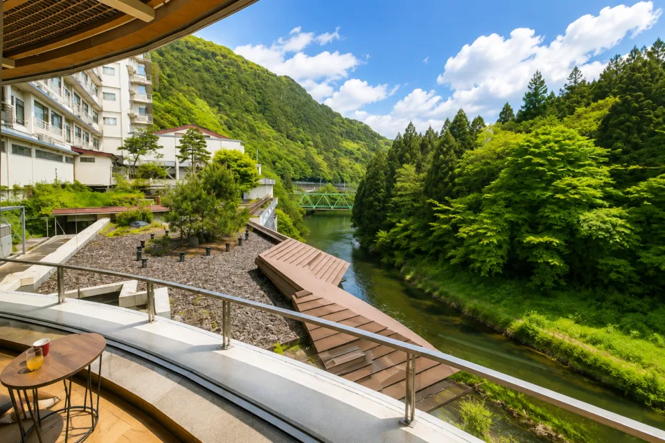 湯の杜 ホテル志戸平の豊沢川を望む景色