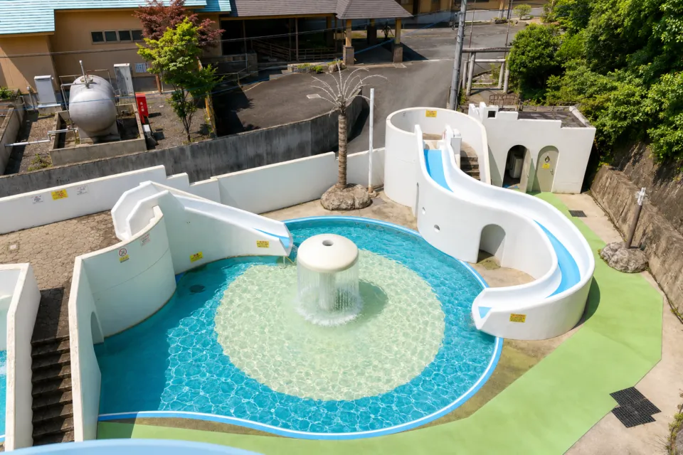 湯の杜 ホテル志戸平の子ども用プールとすべり台