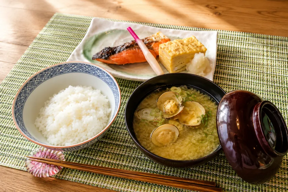 游泉志だての御飯と貝の味噌汁の朝食