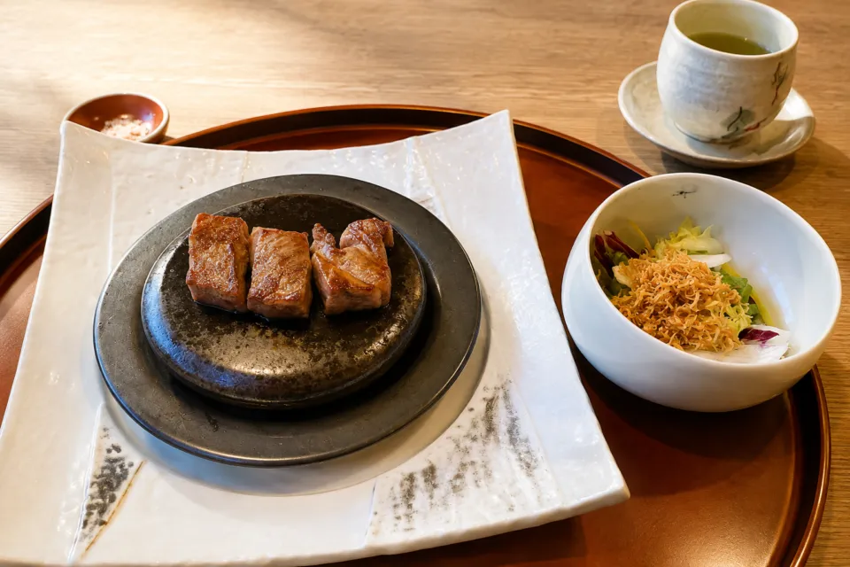 游泉志だての鉄板で焼いた肉料理