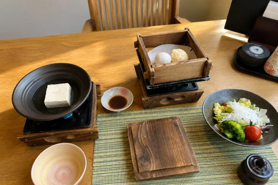游泉志だての湯豆腐と蒸し料理の朝食