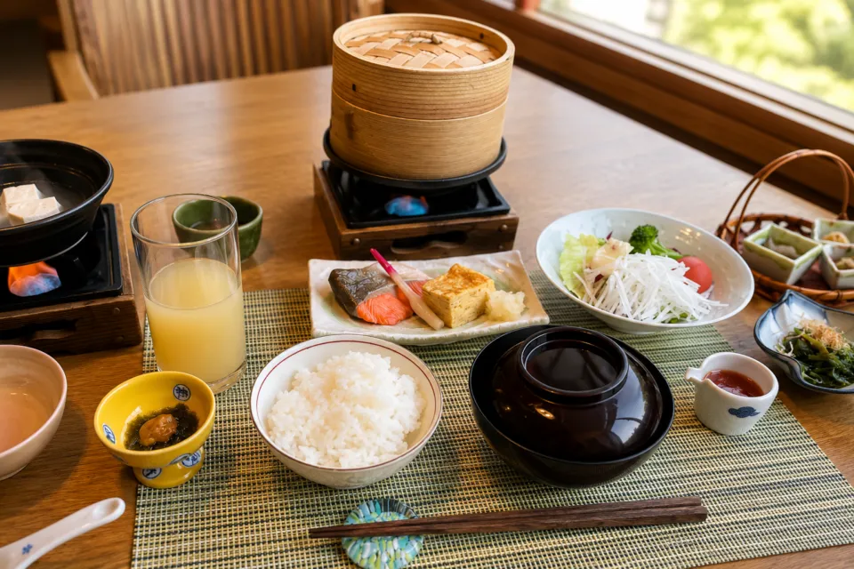 游泉志だての蒸し料理を添えた朝食