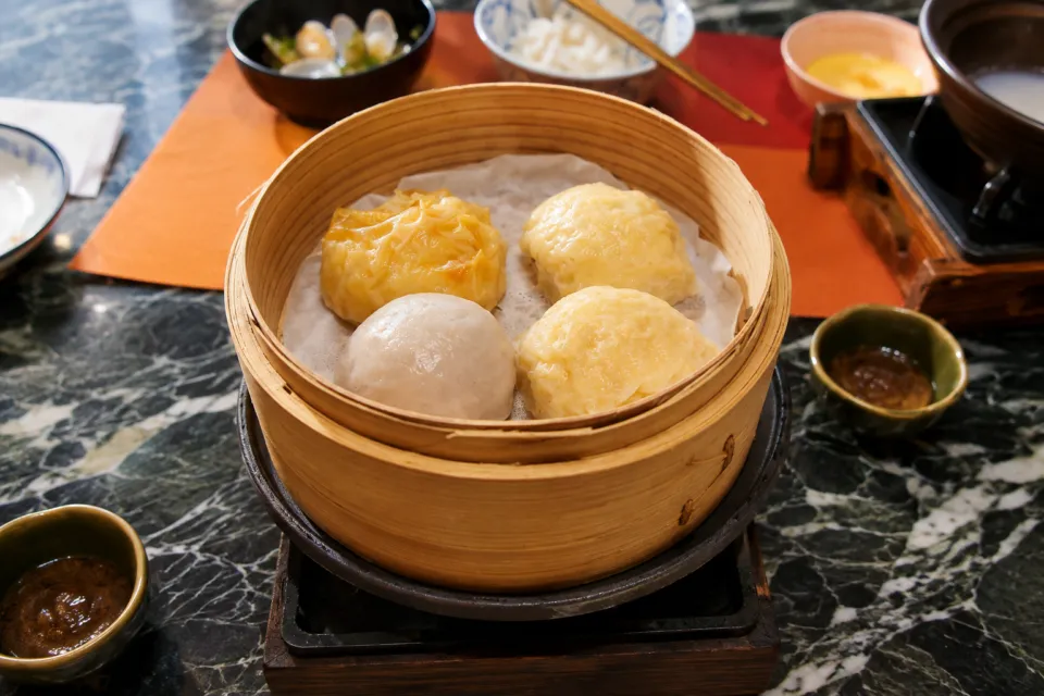 游泉志だての蒸籠で供される点心