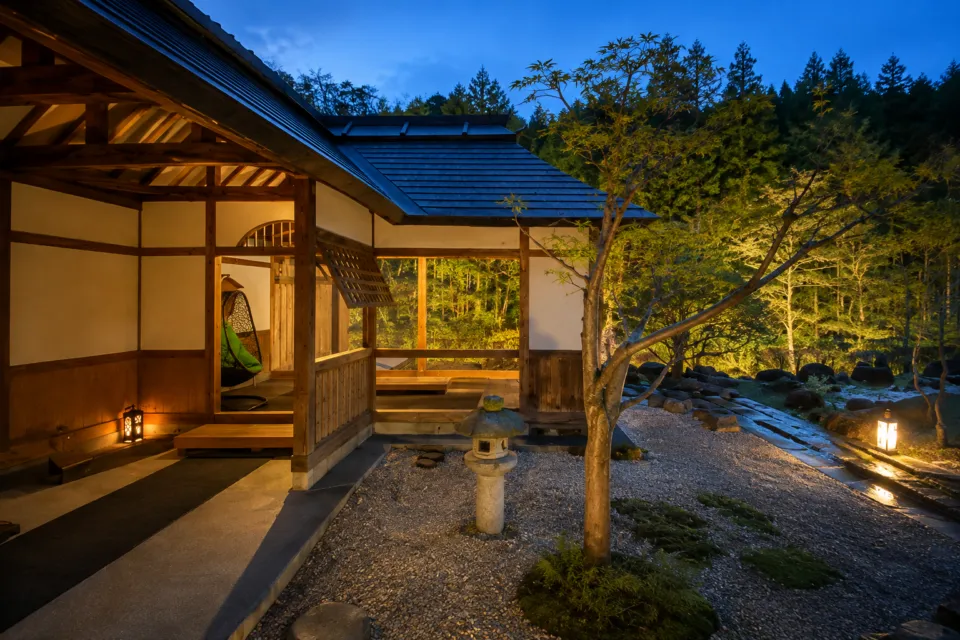 游泉志だての庭園に面した夜の建物