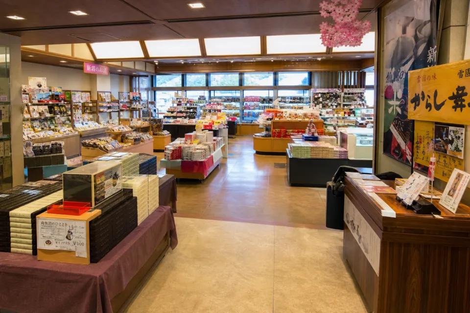 湯沢グランドホテルの売店の土産品コーナー