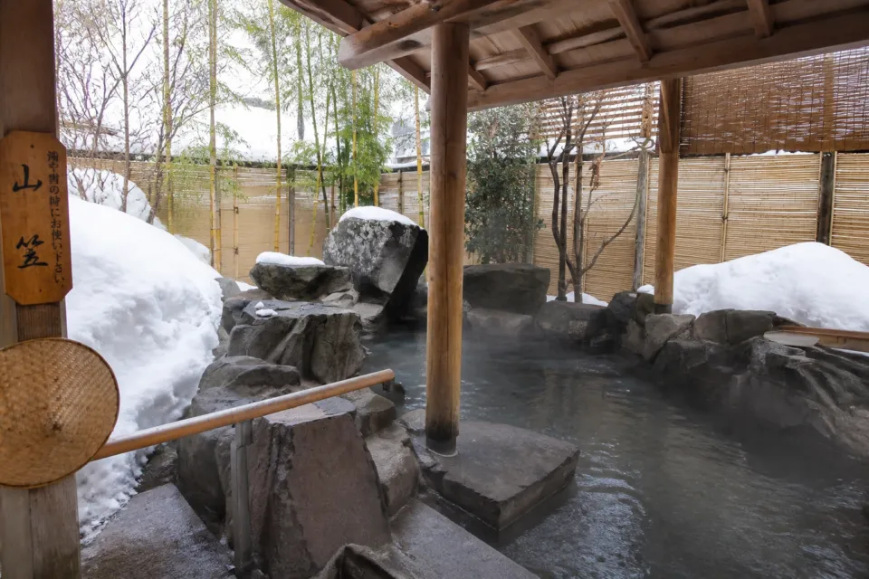 湯沢グランドホテルの庭風の湯の雪見露天風呂