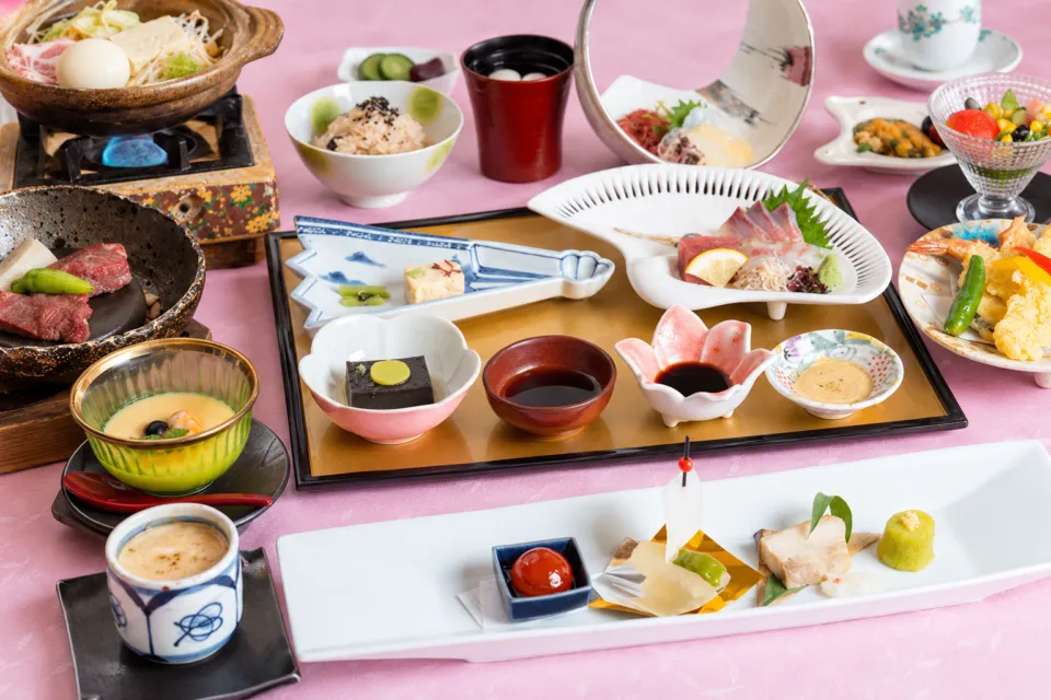 味処 仲よしの多彩な器に盛られた祝いの懐石料理