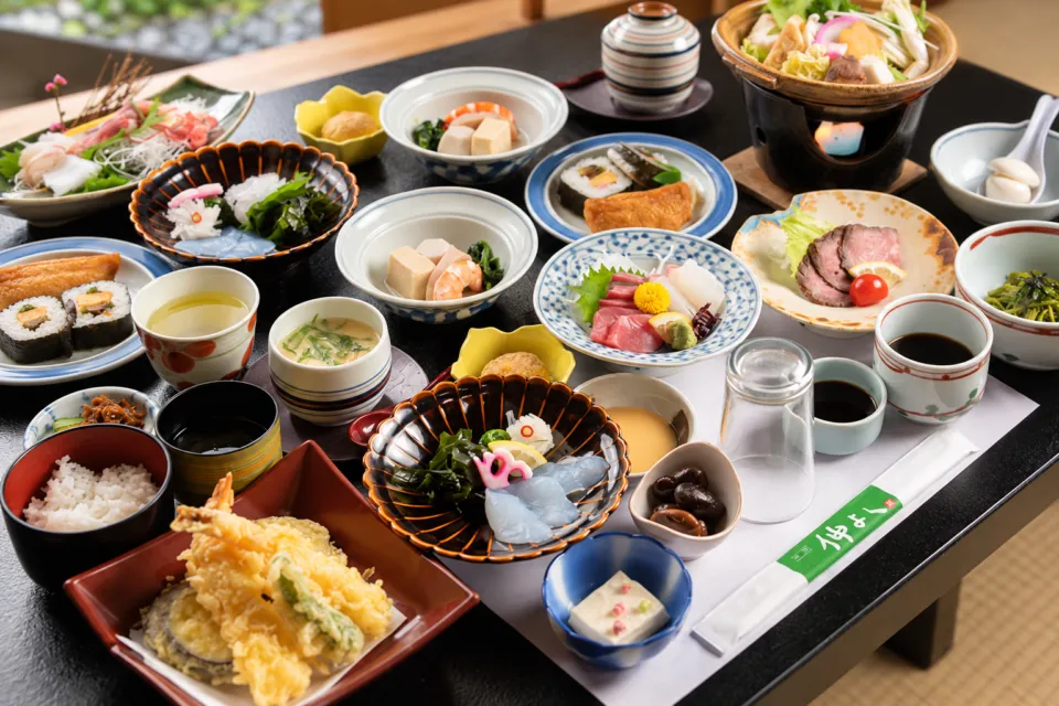 味処 仲よしの天ぷらや刺身、小鉢を並べた法要の懐石料理