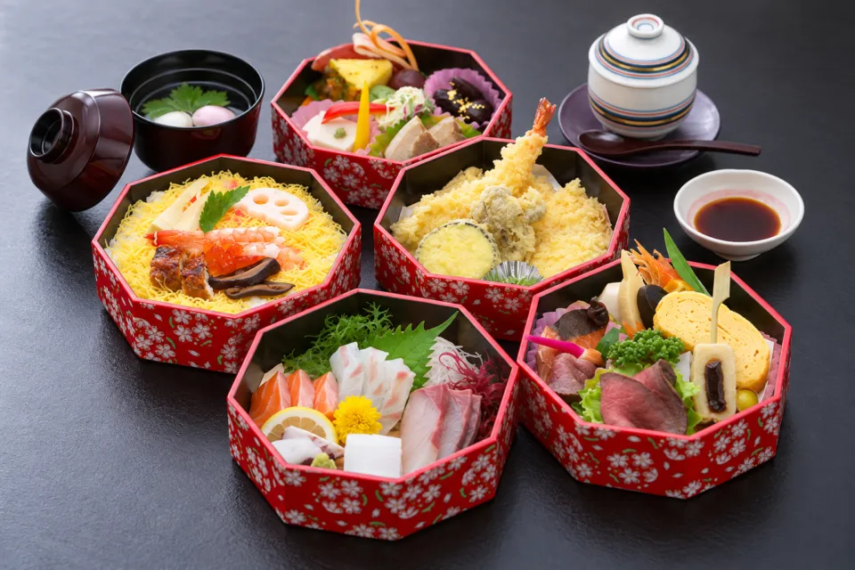 味処 仲よしの八角の器に盛った祝いの仕出し料理