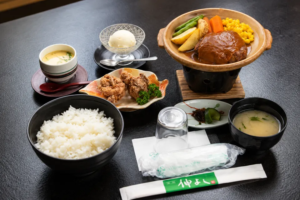 味処 仲よしのハンバーグや唐揚げを組み合わせた子ども向け定食