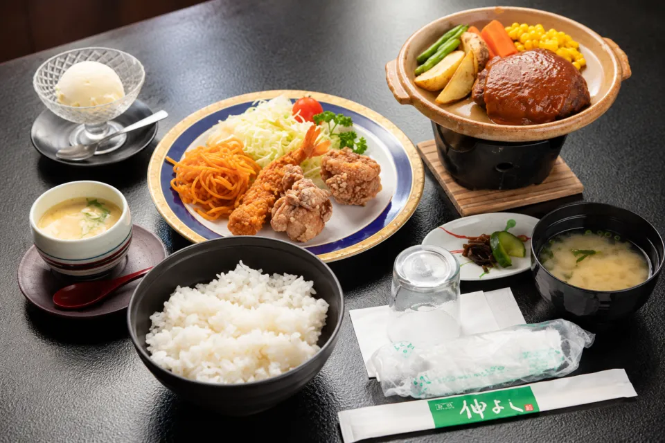 味処 仲よしのハンバーグとスパゲティを添えた子ども向け定食