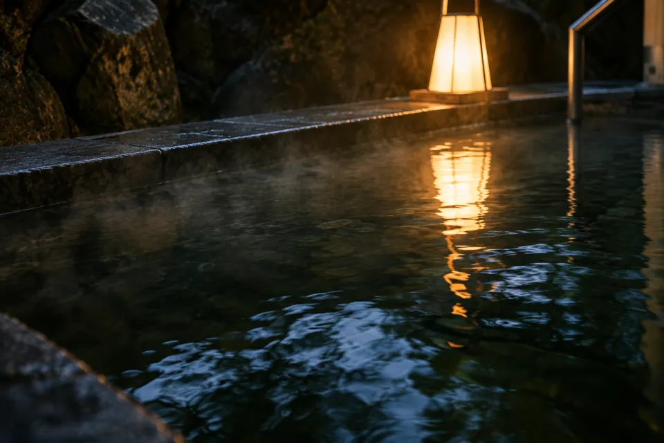 秋田温泉さとみの露天風呂の水面