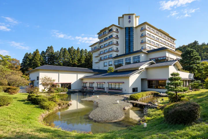 秋保温泉 旅館 蘭亭の庭園越しの建物外観