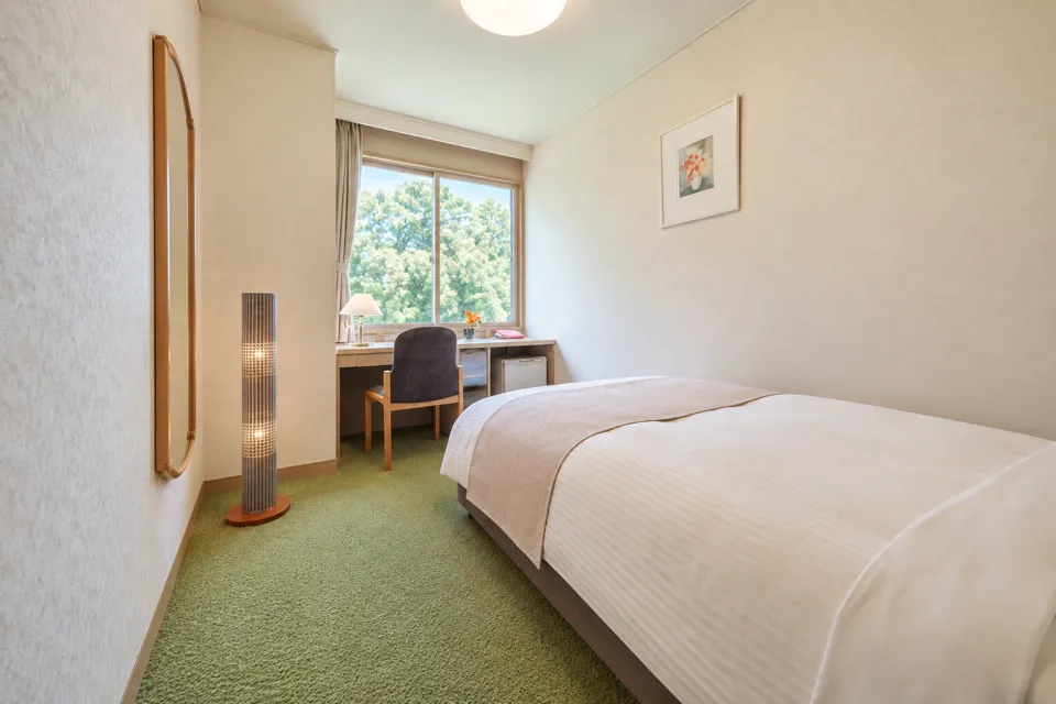 秋保温泉 旅館 蘭亭のシングルルームのベッドと机
