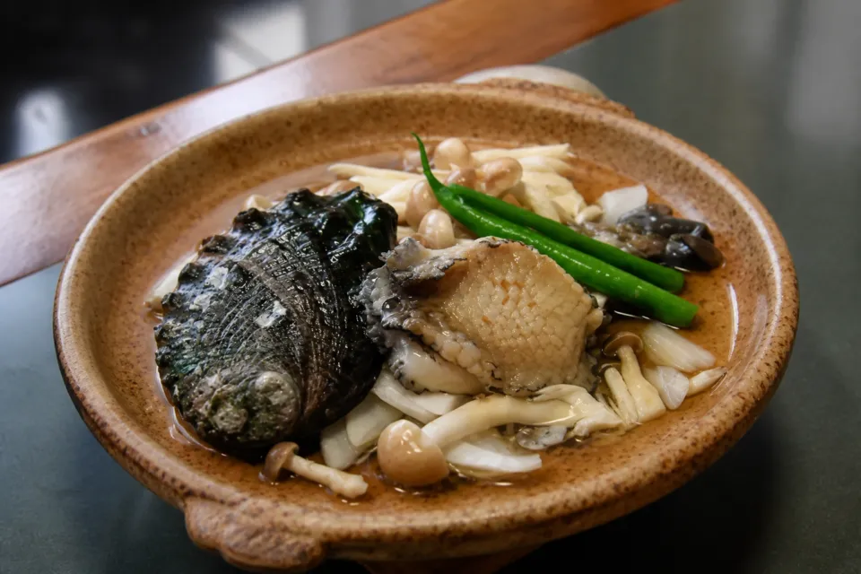 天草地魚料理 いけすやまもとの鮑の陶板料理