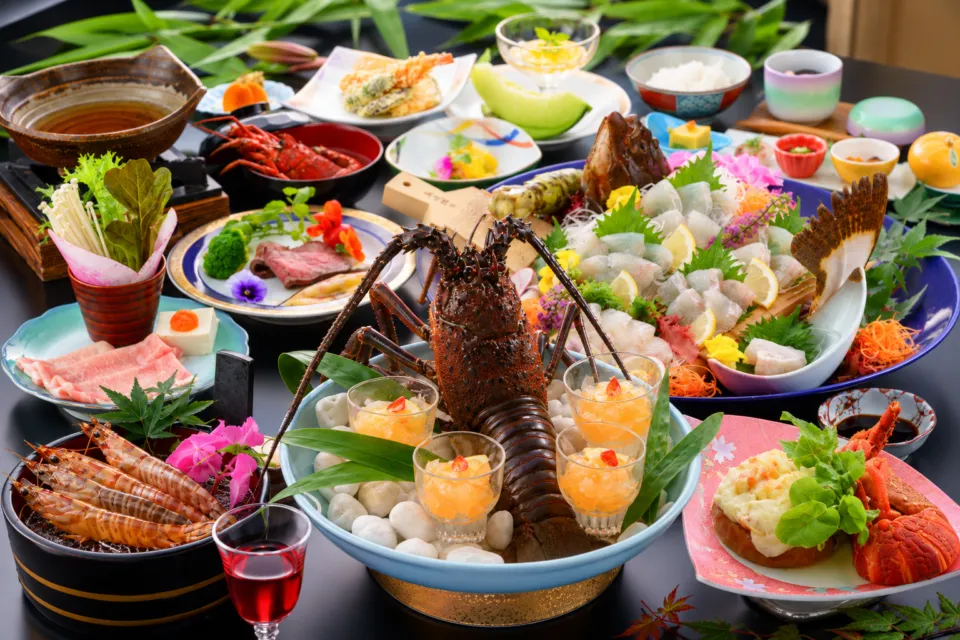 天草渚亭の伊勢海老を含む料理の一例