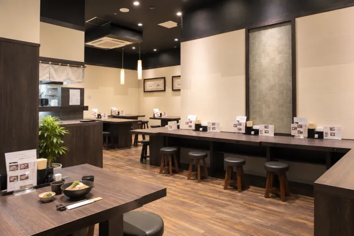 あみだそば 福の井のカウンター席がある店内