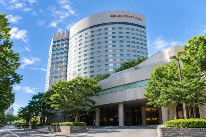 ANAクラウンプラザホテル金沢のホテルの曲線を描く外観