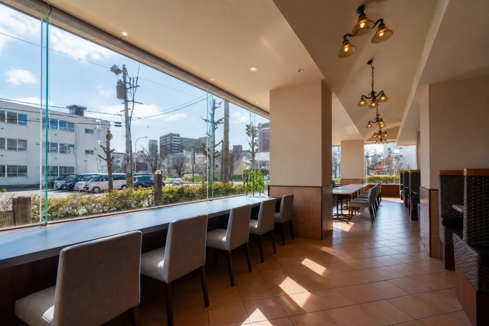 AOMORI BOLD KITCHENの街路を望む大きな窓沿いのカウンター席