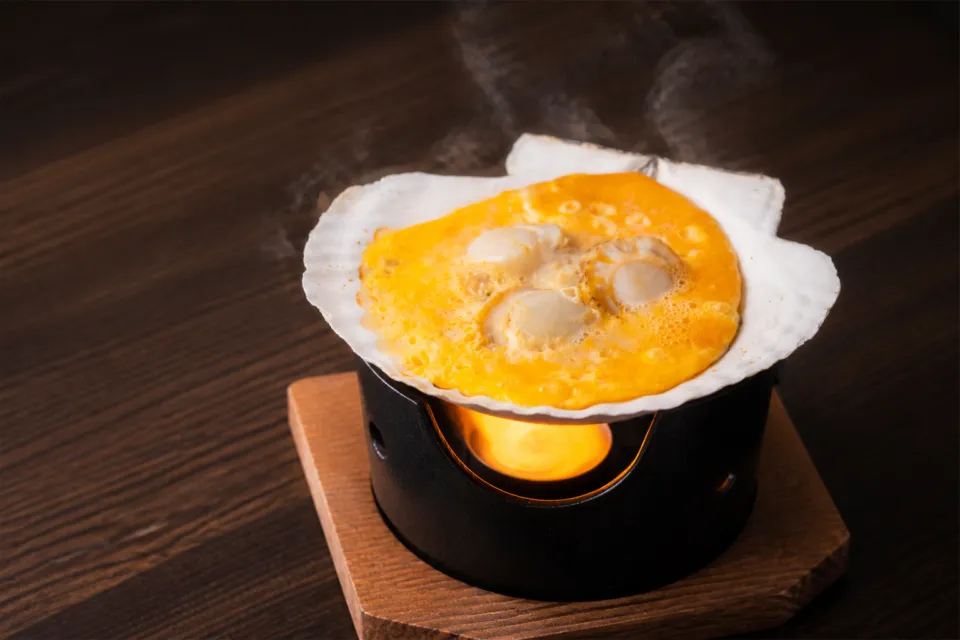 AOMORI BOLD KITCHENの帆立の貝殻で焼き上げる青森の郷土料理
