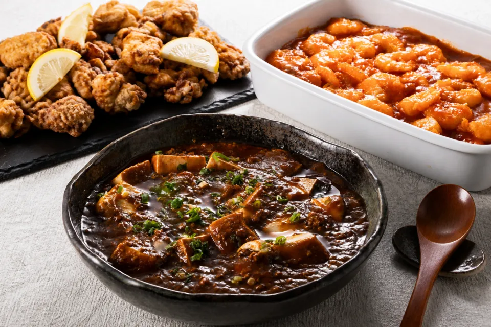 AOMORI BOLD KITCHENの麻婆豆腐や海老料理、唐揚げが並ぶ温かなビュッフェ料理