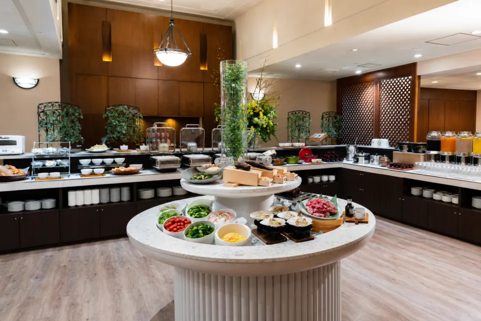 AOMORI BOLD KITCHENの円形カウンターに青森の海鮮や朝食料理が並ぶ店内ビュッフェ