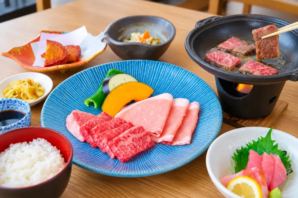 青島屋レストランの団体食の牛肉と豚肉の陶板焼き