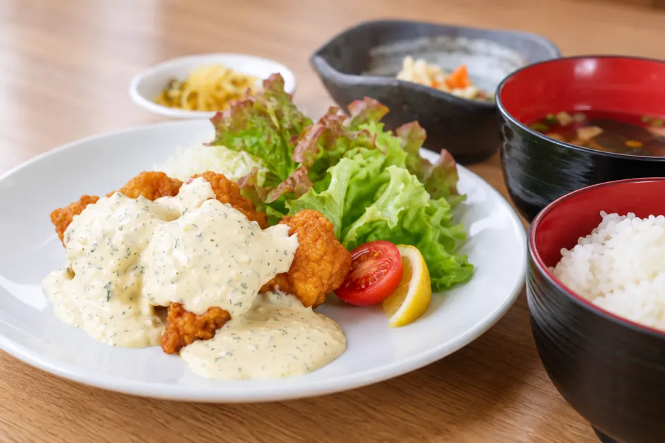 青島屋レストランの団体食のチキン南蛮セット