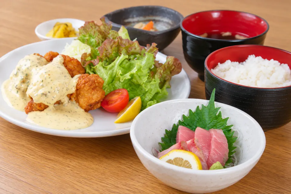 青島屋レストランの団体食のチキン南蛮と刺身のセット