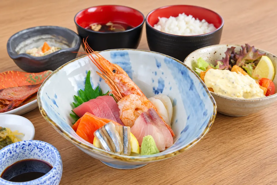 青島屋レストランの団体食の刺身とチキン南蛮の御膳
