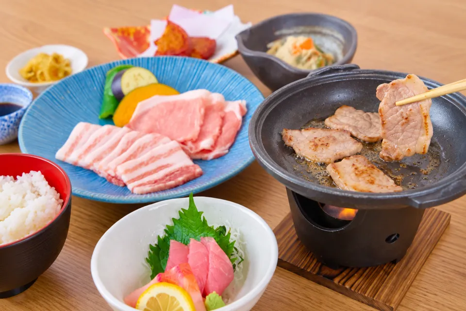 青島屋レストランの団体食の豚肉の陶板焼き