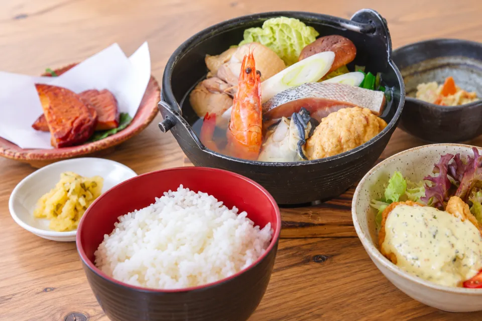 青島屋レストランの団体食の寄せ鍋膳