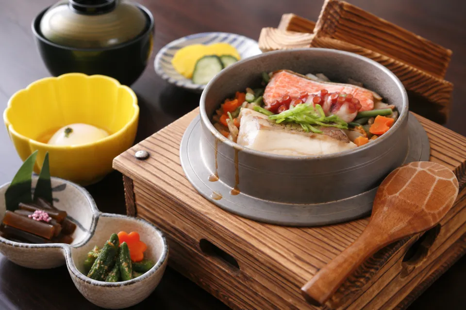 あり釜めし くつろぎ家の魚介の釜飯と小鉢の食事