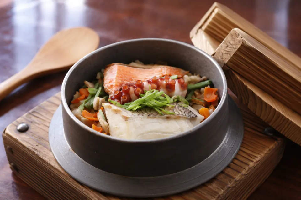 あり釜めし くつろぎ家の鯛・鮭・タコが入る釜飯