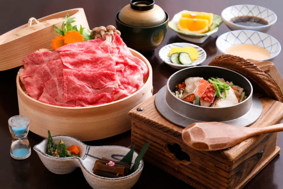 あり釜めし くつろぎ家の薄切りの肉と野菜のせいろと釜飯