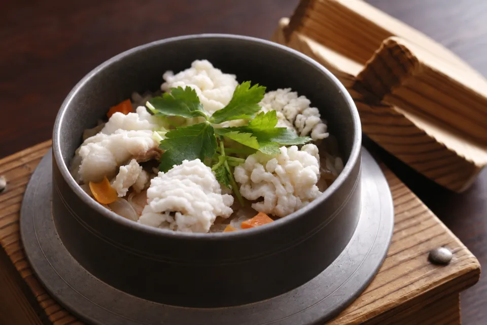 あり釜めし くつろぎ家の白身の魚と三つ葉を載せた釜飯