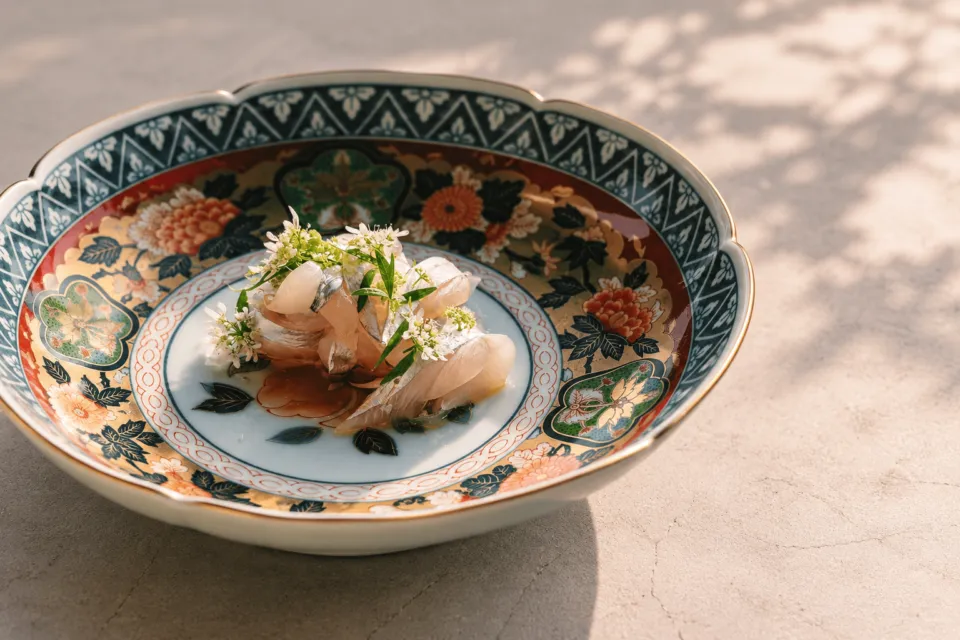 arita huisの彩りのある有田焼の器に盛られた料理