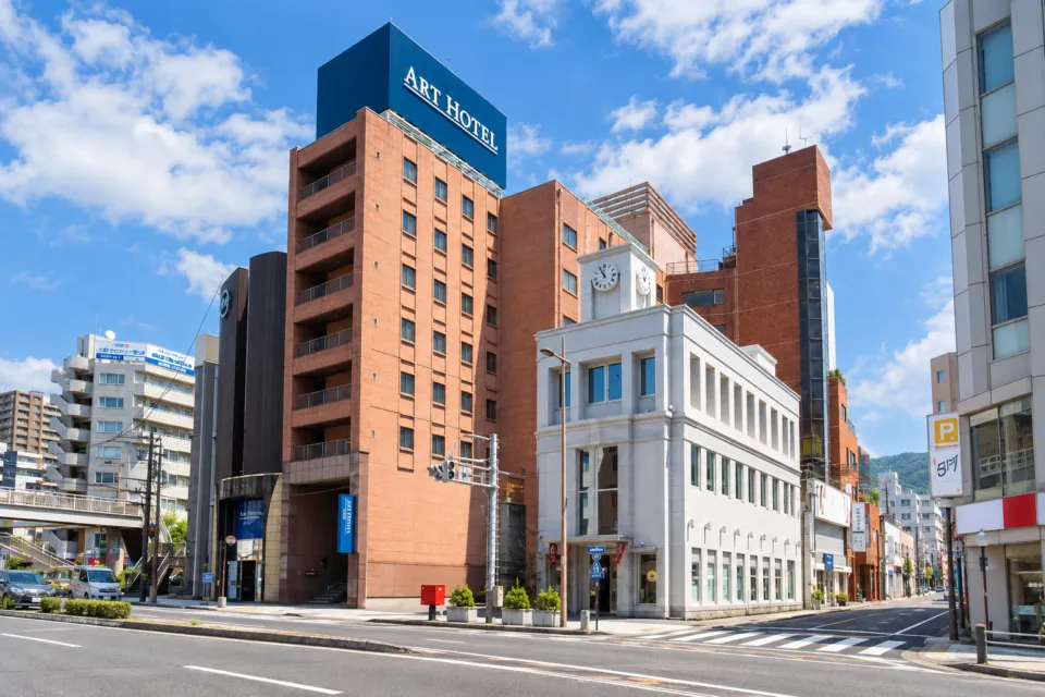アートホテル佐世保セントラルのART HOTELの看板と赤茶色の建物外観