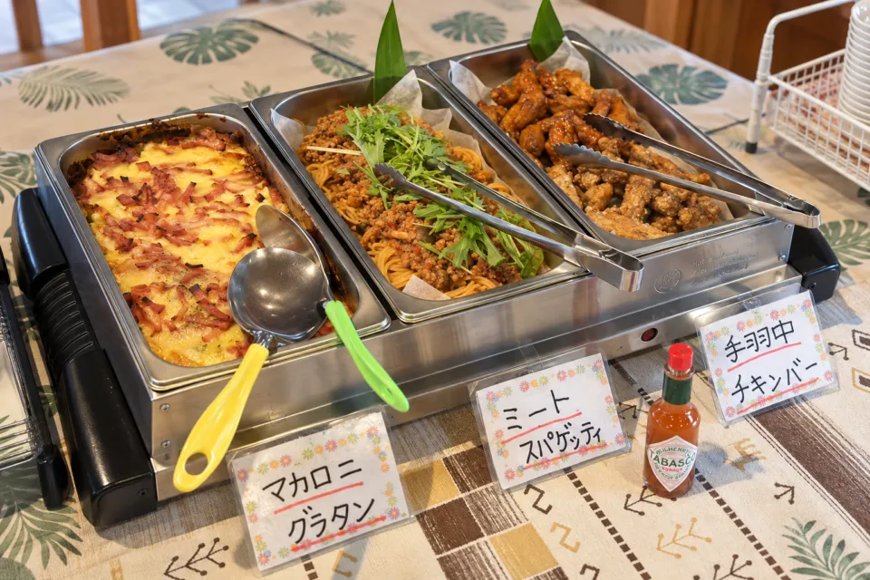 郷土料理レストラン あさばなの温かいおかずが並ぶバイキング料理台