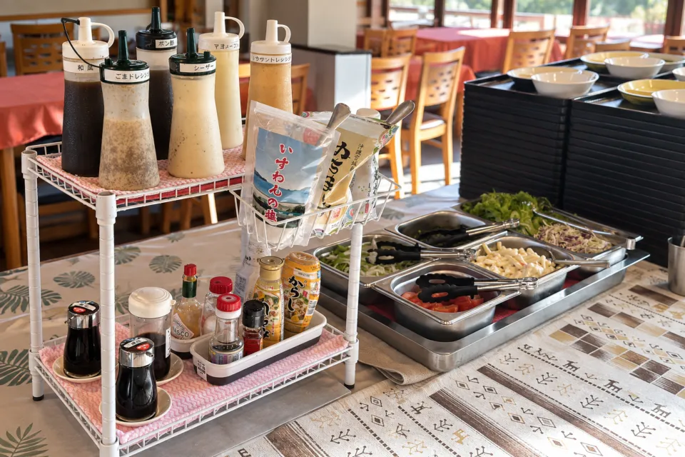 郷土料理レストラン あさばなの調味料と漬物が並ぶ料理台