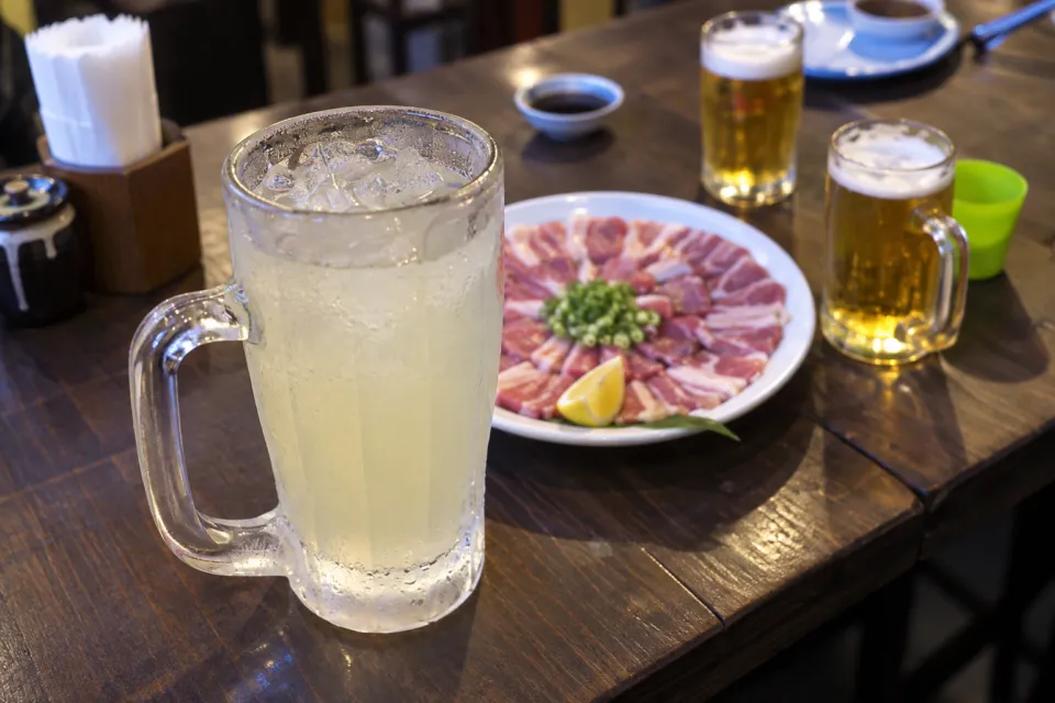 郷土料理レストラン あさばなのテーブル上の淡い色の飲み物とビール