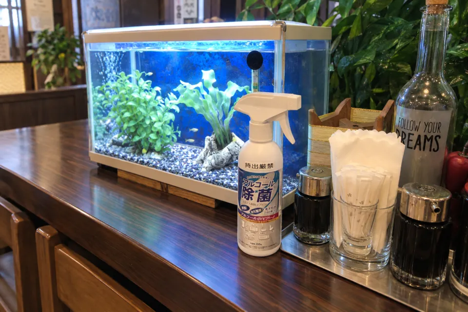 郷土料理レストラン あさばなの窓際カウンターの水槽
